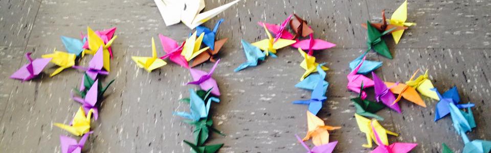 Sandra ist Lehrerin und hat mir Ihrer Klasse 1116 Papierkraniche gefaltet