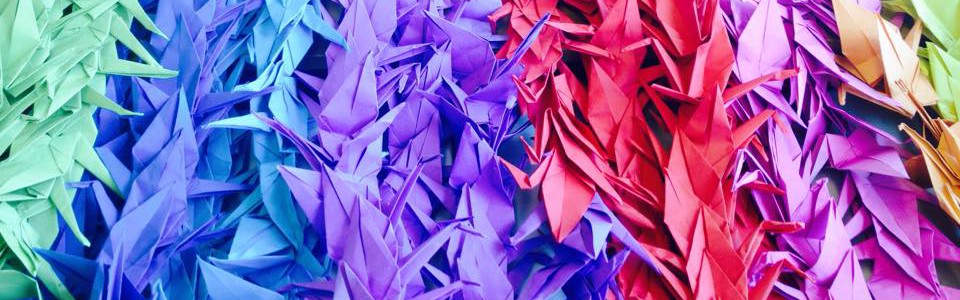 Sandra ist Lehrerin und hat mir Ihrer Klasse 1116 Papierkraniche gefaltet