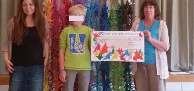 Sandra ist Lehrerin und hat mir Ihrer Klasse 1116 Papierkraniche gefaltet