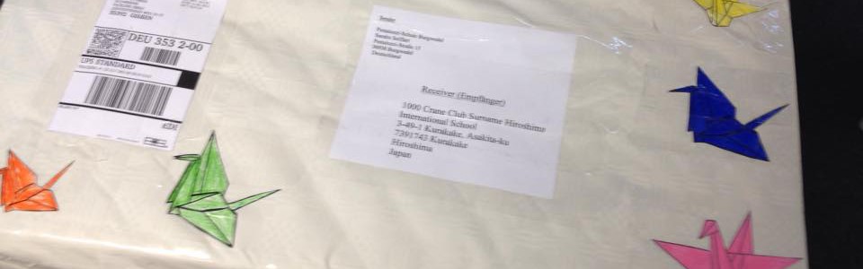 Sandra ist Lehrerin und hat mir Ihrer Klasse 1116 Papierkraniche gefaltet