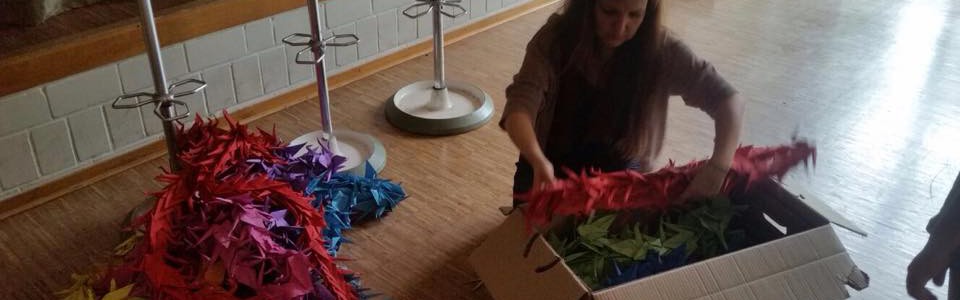 Sandra ist Lehrerin und hat mir Ihrer Klasse 1116 Papierkraniche gefaltet